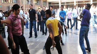 بشومة وسلاح أبيض.. بلطجي يهدد طلاب مدرسة ثانوية بالغربية