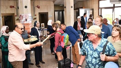 محافظ أسوان يستقبل الأجانب لمشاهدة ظاهرة تعامد الشمس بمدينة أبو سمبل 