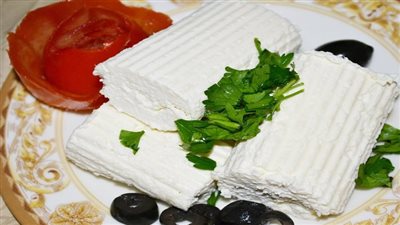 فوائده مدهشة.. تعرف على الطريقة الصحيحة لحفظ الجبن القريش 