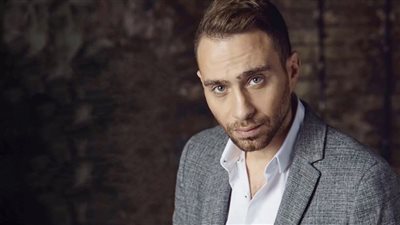 ملحن يكذب حسام حبيب: نزلت الشارع بالبيجاما.. واسألوا هذا النجم