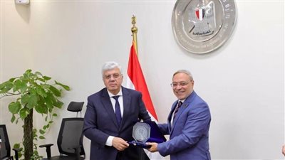 رئيس جامعة طنطا يهدي درع اليوبيل الذهبي لوزير التعليم العالي والبحث العلمى 