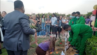 المشاركون بمهرجان أطفال العالم يغرسون أشجارًا تحمل أسماء دولهم بحديقة الأسرة 