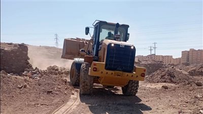 حملة موسعة لإزالة التعديات بطريق السادات في أسوان