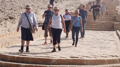 وفد سياحي متعدد الجنسيات يزور المناطق الأثرية بالمنيا