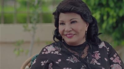 «الضاحك الباكي» في مرمى النيران.. أخطاء لغوية وتاريخية وانتقادات بالجملة لـ«فردوس عبد الحميد»