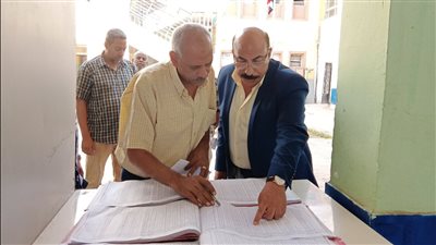 استجابة لشكوى مواطن.. محافظ أسوان يستبعد مدير مدرسة ويحيل الوكلاء للتحقيق