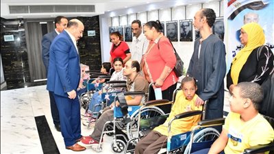 محافظ أسوان يسلم كراسي متحركة وماكينات خياطة لذوى القدرات الخاصة والمعيلات