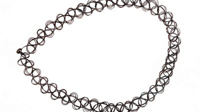 عُقد شوكر البلاستيكي.. عنصر اساسي في الموضة عند الملكات والعاهرات!