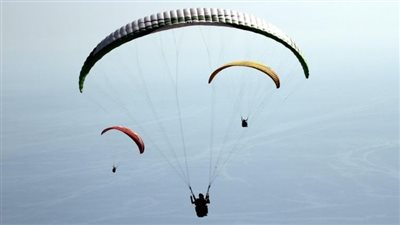 امرأة تسعينية تحارب الشيخوخة بالقفز بالمظلات