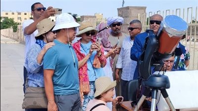 زائري معبد الكرنك يشهدون ظاهرة الكسوف الجزئي للشمس