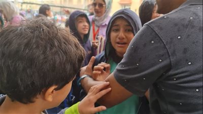 بالصور.. مدرسة privilege بالمعادي تنهي اليوم الدراسي بشكل مفاجيء وتلقي بالأطفال في المطر 