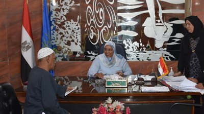 غادة أبو زيد توجه بحل شكاوى 29 مواطنا في أسوان