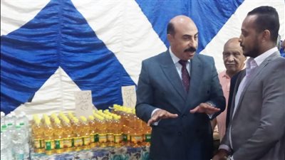 لمواجهة الغلاء.. محافظ أسوان يفتتح معرضًا للسلع الغذائية في المحمودية