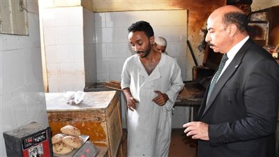 محافظ أسوان يفاجئ عدد من المخابز البلدية والسوبر ماركت والمجمعات الاستهلاكية 
