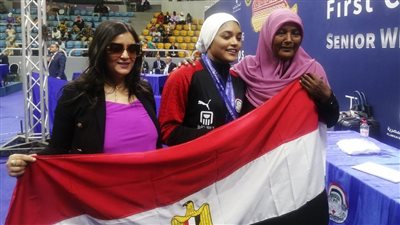 نانسي القاضي تؤازر بنت الإسماعيلية لحصدها 3 ذهبيات ببطولة إفريقيا لرفع الأثقال 