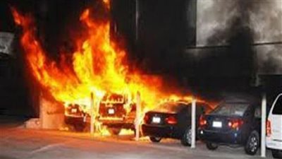 الدفع بسيارتي إطفاء للسيطرة على حريق هائل داخل سيارة بالجيزة