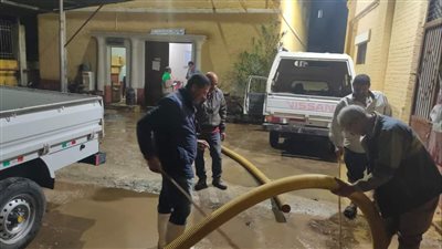 سحب مياه الأمطار من شوارع بني مزار بالمنيا 