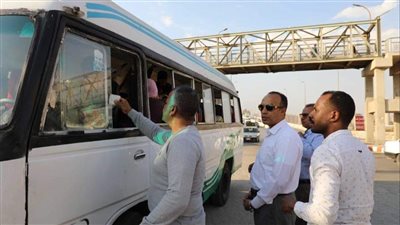 نائب محافظ المنيا يستقل سيارة أجرة للتحقق من شكاوى المواطنين