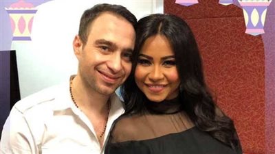 في السيارة.. صورة متداولة لـ«شيرين» مع حسام حبيب بعد خروجها من المستشفى 