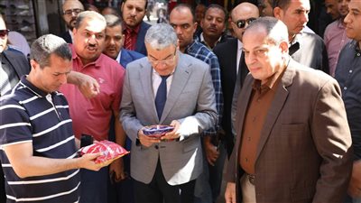 محافظ المنيا يقود حملة مفاجئة لضبط الأسواق ومحتكري السلع بمركز أبوقرقاص