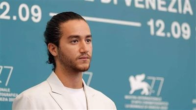 أحمد مالك يثير الجدل بـ«حلق» في أحدث ظهور.. والجمهور: «بيقلد أحمد الفيشاوي» (صور)