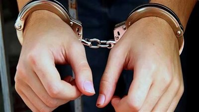 ضبط 3 مسجلين خطر أثناء بيعهم سيارة مسروقة بالسلام