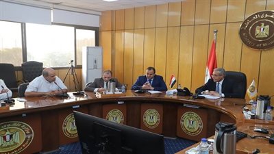 وزير القوى العاملة يلتقي العاملين بصندوق إعانات الطوارئ.. ويوجه بتحسين أوضاعهم