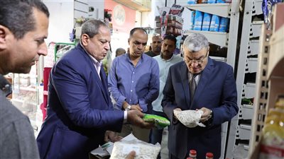 محافظ المنيا يشدد على التعامل بحسم مع محتكري السلع 