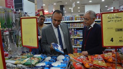 نائب محافظ المنيا يتفقد عددا من المجمعات الغذائية والمحال التجارية 