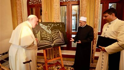شاهد الهدايا المتبادلة بين شيخ الأزهر والبابا فرنسيس خلال قمة البحرين