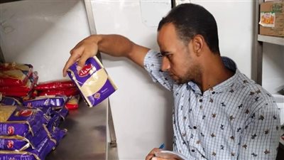 حملة موسعة تكشف بلاوى في محلات أسوان