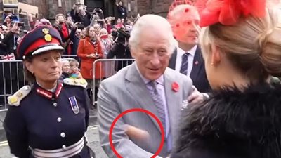 الملك تشارلز يتعرض لموقف مُخجل جدًا أمام الجمهور (فيديو)