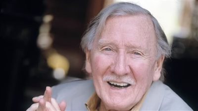 وفاة الممثل البريطاني المخضرم ليزلي فيليبس عن 98 عاما