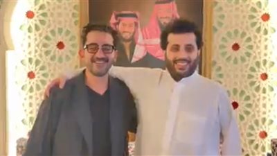 تركي آل شيخ يعيد أحمد حلمي للمسرح ويحذر كريم عبد العزيز!