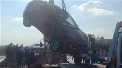 إصابة 3 أشخاص نتيجة سقوط سيارة بترعة الساحل بطريق طلخا المنصورة (صور)