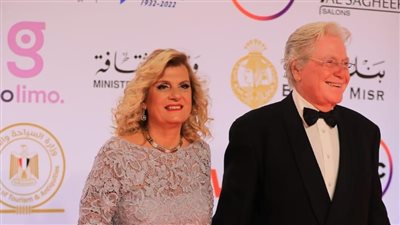 حسين فهمي وزوجته وإدوارد أول الحضور في «القاهرة السينمائي» (صور)