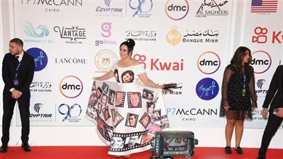 «عيب اللي بيحصل ده».. فستان هند عاكف يثير أزمة في «القاهرة السينمائي» (صور)