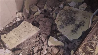 ابن حلوان العاق يعتدى على والدته المسنة ويتسبب فى انهيار سقف شقتها