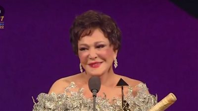 لبلبة تبكي أثناء تكريمها في «القاهرة السينمائي».. والحضور يحتفل بعيد ميلادها (صور)