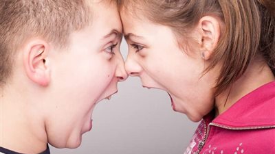 كيف تتعامل مع تنافس الأشقاء وفقًا لعلم النفس؟