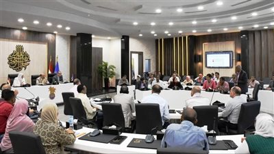 محافظ أسوان يقرر خصم حوافز الإثابة المالية للعاملين بالمتغيرات المكانية في كوم أمبو