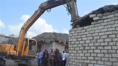 حملات مكثفة لإزالة التعديات على الأراضي الزراعية بالمحلة 