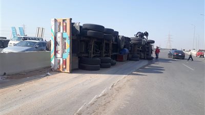 شاهد.. انقلاب سيارة نقل محملة بالسكر على أوسطى حلوان 