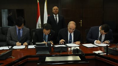وزير النقل يشهد توقيع مذكرة لتحويل ميناء الإسكندرية لمركز عالمي