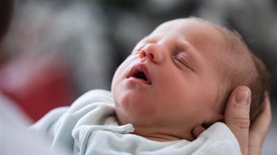 تساؤل مثير حول مرض طفل رضيع لم يرتكب أي ذنب.. وأمين الفتوى يُجيب