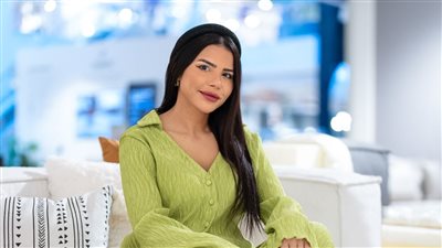 هل عادت موضة التييرات والبدل الحريمي.. إيمي عجرمة تجيب