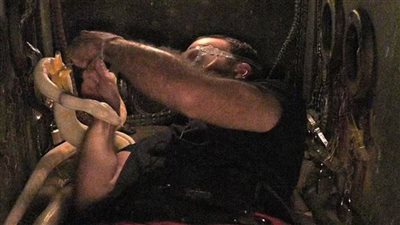 تجربة مروعة.. دفن وزير الصحة البريطاني السابق حيًا مع الثعابين!