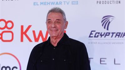 محمود حميدة يداعب المصورين على «الريد كاربت»: كنتوا قولولي عشان ألبس حاجة