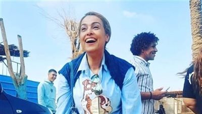 ظهرت به في مسلسل قديم.. سيمون ترتدي قميصا عمره 25 عاما (صور)