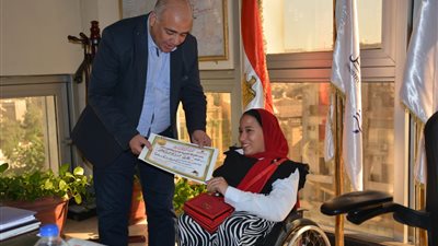 مترو الأنفاق يكرم بطلة السباحة البارالمبية لذوي الهمم من أبناء العاملين